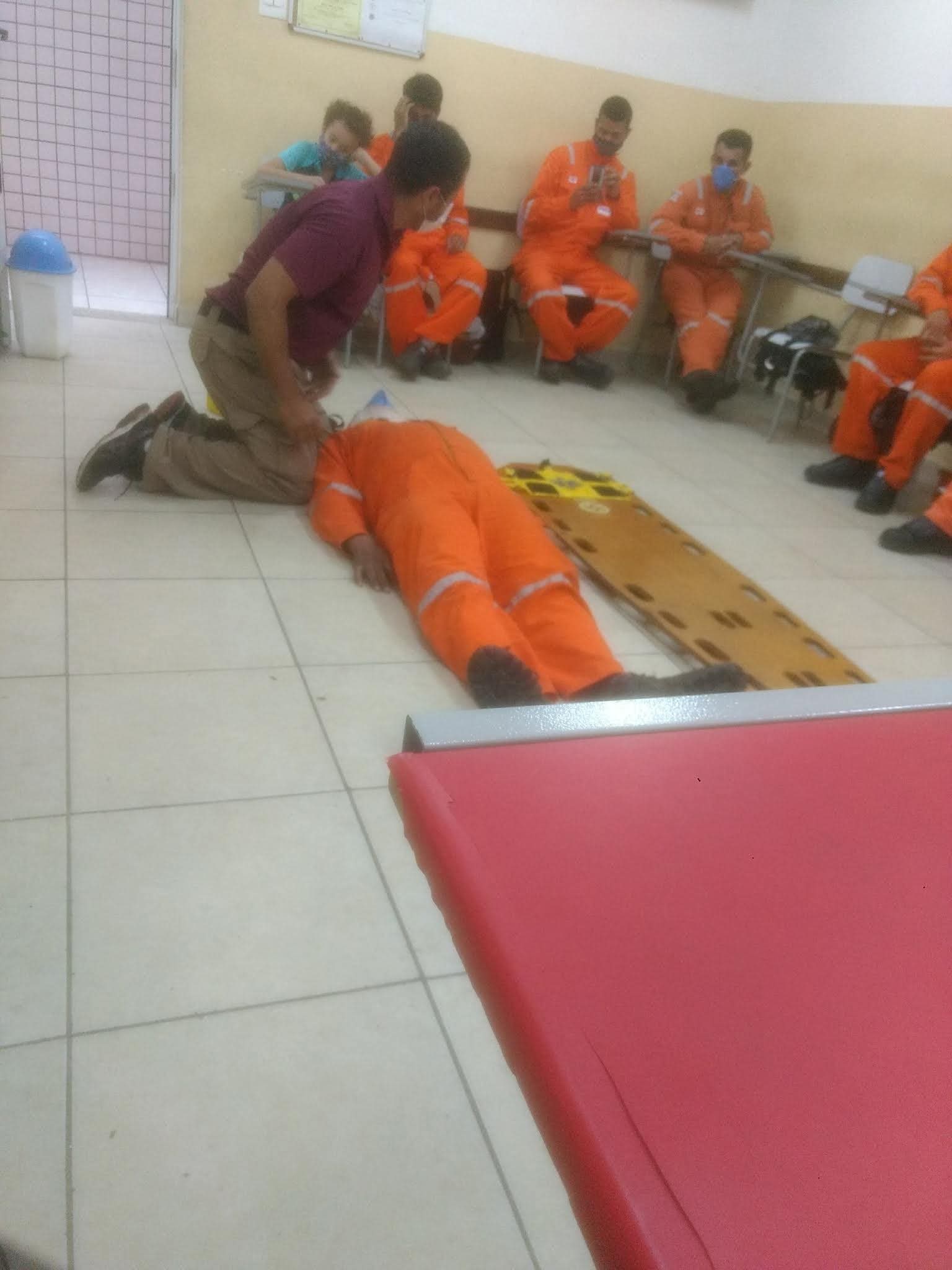 Treinamento prático de resgate com trabalhador em maca