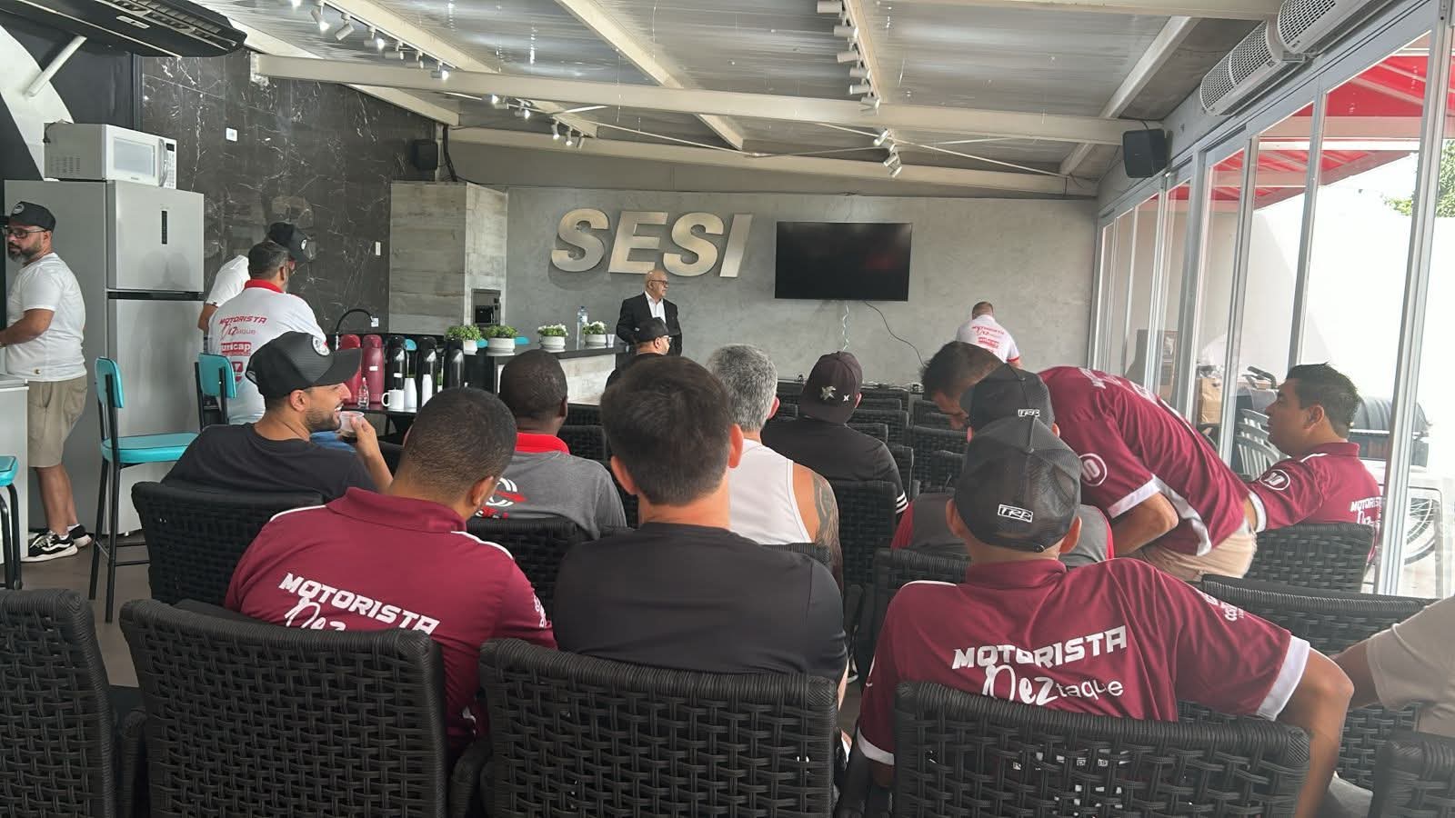 Turma em sala durante apresentação técnica
